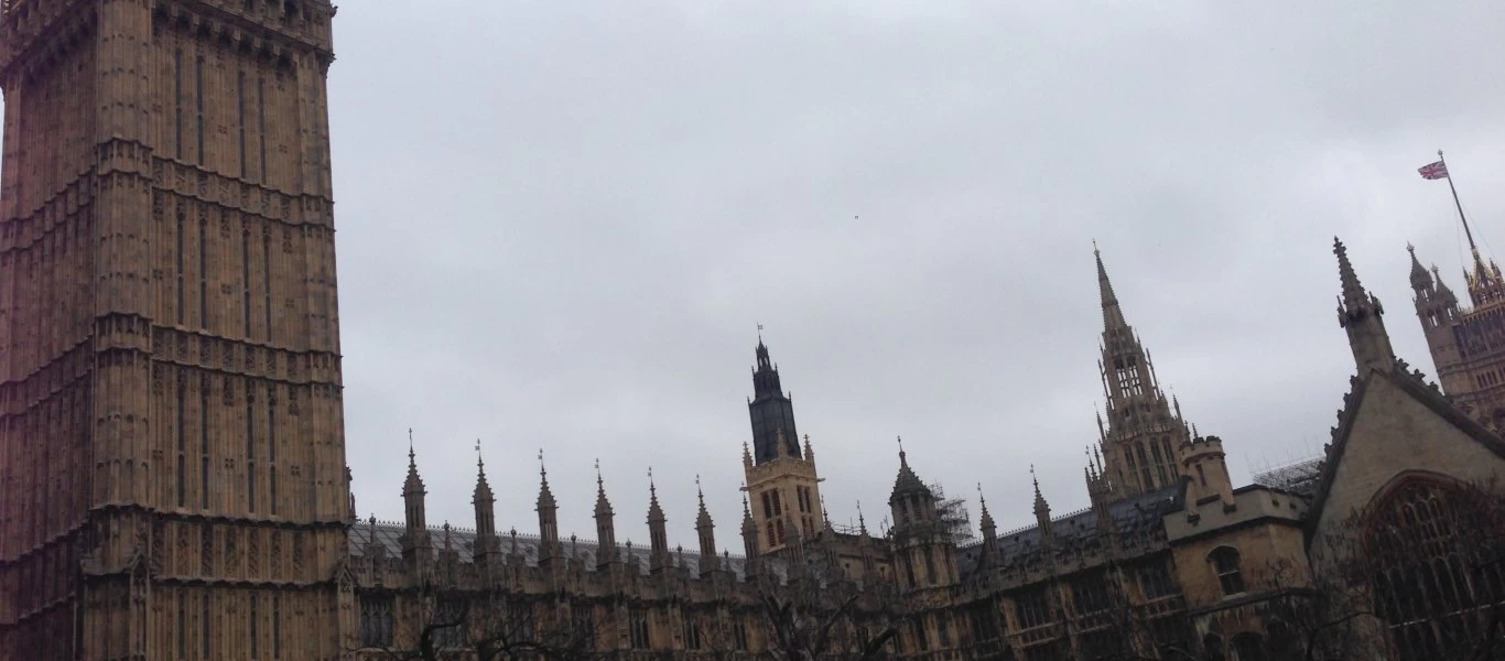 Λονδίνο: Γυναίκα κουτούλησε πελάτισσά επειδή δεν φορούσε μάσκα (βίντεο)